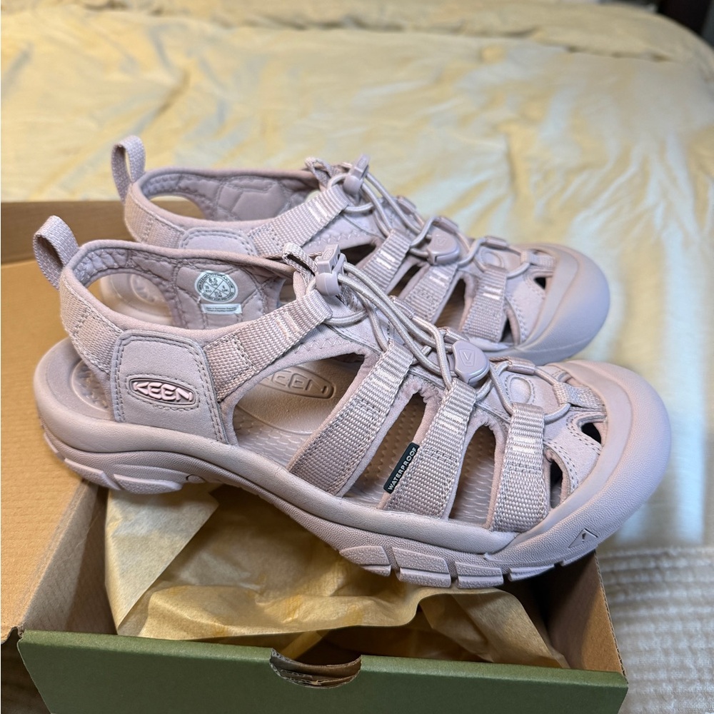 KEEN Women's Newport H2 in Monochromatic Fawn Size 8.5 BRAND NEW IN BOX